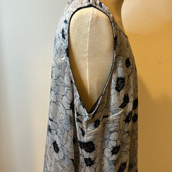 Tansy blouse floral pattern gray, black & little blue sleeveless 2x PTP 26.5” - Picture 3 of 7
